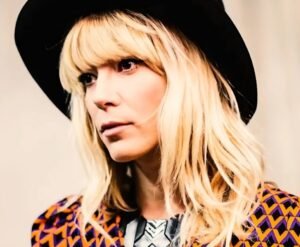 INTERVIEW MIT DER  SÄNGERIN MIEZE VON MIA