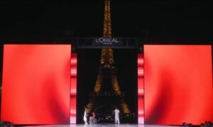 ​Direkt vor dem Eiffelturm: L’Oréal Paris eröffnet die Pariser Fashion Week 2026